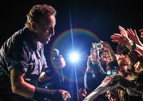  Bruce Springsteen é carregado pela plateia em show no Rio